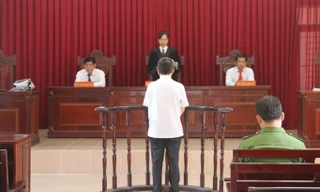 Bị cáo Chinh trước vành móng ngựa.