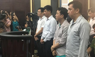 Các bị cáo nghe toà tuyên án. Ảnh: Việt Văn.