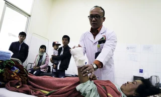 Bàn tay được ráp nối đã có thể cử động.