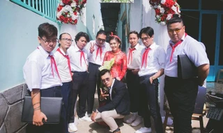 Đội hình bê tráp diện đồng phục học sinh, thắt khăn quàng đỏ gây 'bão'