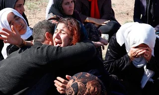 Nhiều người không khỏi đau đớn vì mất nhà cửa, người thân trong trận động đất. Ảnh: EPA.