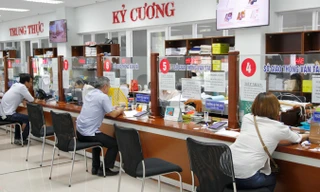 Người dân đến giao dịch tại Trung tâm hành chính thành phố Đà Nẵng.