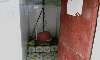 Nhà vệ sinh chật chội, nơi diễn ra việc mua bán dâm.