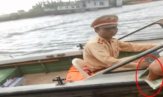 CSGT đường thủy trạm Khánh Tiên (Ninh Bình) ngồi trên cano nhận tiền từ chủ tàu.