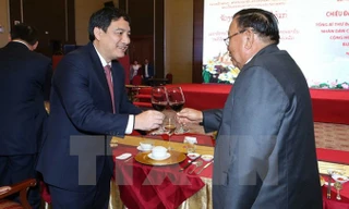 Ông Nguyễn Đắc Vinh, Ủy viên Trung ương Đảng, Bí thư Tỉnh ủy Nghệ An chúc mừng Tổng Bí thư, Chủ tịch nước Cộng hòa Dân chủ Nhân dân Lào Bounnhang Vorachith. Ảnh: Doãn Tấn/TTXVN.