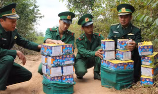 ​Các lực lượng chức năng đang tiến hành kiểm đếm số tang vật. Ảnh: H.H.