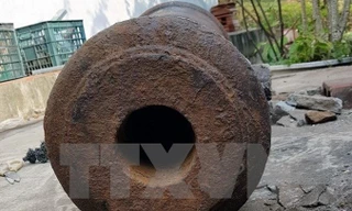 Súng thần công cổ vừa được phát hiện. Ảnh: Văn Đức/TTXVN.