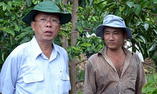 Ông Trần Công Chánh trong lần tiếp xúc với nông dân. Ảnh: Tường Vĩnh.