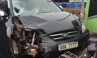 Chiếc xe biển "tứ quý 7" hư hỏng phần đầu sau vụ va chạm với xe máy.