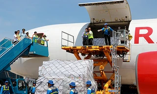 Máy bay chở 17 tấn hàng viện trợ đáp xuống sân bay Cam Ranh. Ảnh: Xuân Ngọc.