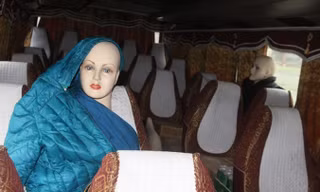 Lần đầu tiên, giới buôn lậu xuất chiêu mới: Dùng ma nơ canh được choàng áo khoác giả dạng hành khách đã bị phát hiện ở Quảng Trị. Ảnh: CA.