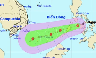 rong trưa, chiều nay, bão Kai-Tak sẽ vào biển Đông, trở thành cơn bão số 15. Ảnh: NCHMF