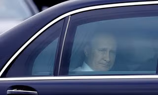 Đoàn xe Tổng thống Vladimir Putin bị đe dọa đánh bom. Ảnh: Tass.