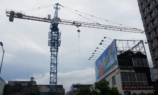 Cần cẩu va bể tường ngân hàng, 2 'xế sang' hư hỏng