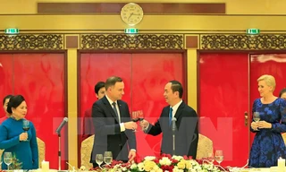 Chủ tịch nước Trần Đại Quang và Phu nhân cùng Tổng thống Cộng hòa Ba Lan Andrzej Duda và Phu nhân nâng cốc. Ảnh: Nhan Sáng/TTXVN.
