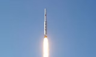 Tên lửa đạn đạo tầm xa Unha-3 của Triều Tiên. Ảnh: KCNA.