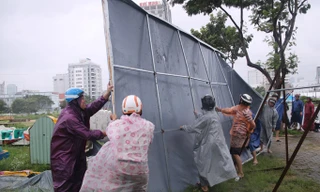 Xúc động hình ảnh người Đà Nẵng dầm mưa dọn dẹp sau bão đón APEC