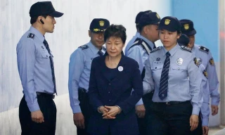 Cựu Tổng thống Park Geun-hye bị áp giải tới tòa ở Seoul hồi tháng 3 Ảnh: New York Times.