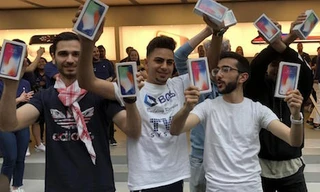 Ahmed Rassa (trái), Bishoy Behman (giữa) và Mazem Kourouche - những người đầu tiên sở hữu iPhone X. Họ đều dưới 20 tuổi. Ảnh: Theaustralian.