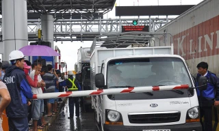 Trong vài ngày qua, trạm BOT Ninh An luôn tắc nghẽn do tài xế dùng tiền lẻ mua vé qua trạm.