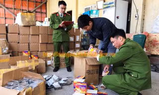 Lực lượng Công an tỉnh Ninh Bình kiểm tra lô hàng lậu trị giá 2 tỷ đồng, có nhiều thuốc cường dương không rõ nguồn gốc xuất xứ. Ảnh: Công an Ninh Bình.