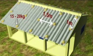 Chống tốc mái bằng bao cát.