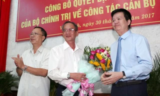 Ông Lữ Văn Hùng (giữa) được bầu làm Bí thư Tỉnh ủy Hậu Giang thay ông Trần Công Chánh (trái) nghỉ hưu trước tuổi.