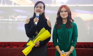 Đạo diễn Hồng Ánh và diễn viên Ngọc Thanh Tâm chia sẻ về bộ phim “Đảo của dân ngụ cư” với khán giả Đà Nẵng. Ảnh: Thanh Trần.