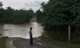 Mưa lớn khiến nhiều đoạn quốc lộ 48 E ngập sâu khoảng 1m.