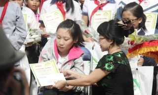 Nhà báo Hoàng Thiên Nga trao học bổng đặc biệt cho em Nguyễn Thị Minh.