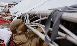 Bình Dương: Lốc giật sập nhà Hội chợ thương mại