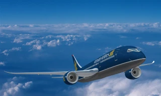 Hủy hàng chục chuyến bay vì bão