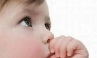 Hạn chế thói quen trẻ hay mút tay