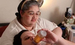 31 tuổi vẫn thích chơi búp bê, ngậm ti giả