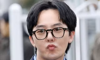 Cười khẩy và nhảy nhót ở đồn cảnh sát, G-Dragon bị chỉ trích ngạo mạn