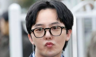 Cười khẩy và nhảy nhót ở đồn cảnh sát, G-Dragon bị chỉ trích ngạo mạn