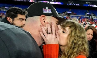 Gần 5 triệu người xem Taylor Swift hôn bạn trai