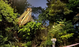 Cần trục trên sà lan cuốn sập nhà dân khi thi công kè sông Đồng Nai