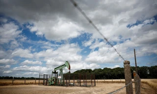 Giá dầu tăng chóng mặt, vàng áp sát mức kỷ lục