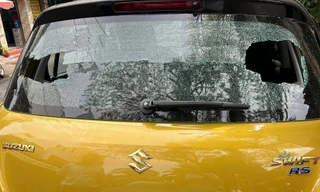 Bi sắt xuyên thủng kính ô tô, trăm viên văng vào nhà dân ở TPHCM