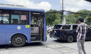 Xe buýt tông nhiều ôtô dừng đèn đỏ