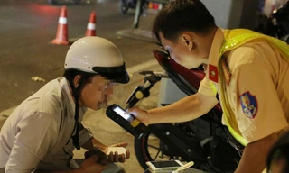 Bị phạt nồng độ cồn, tài xế ở TPHCM gọi người đến chốt CSGT