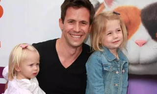 Vợ sốc khi tài tử 'Vua tốc độ' và hai con qua đời trong vụ rơi máy bay