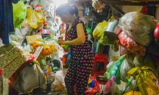 Những phận người khốn khổ trong xóm 'nghèo tập thể' ở TPHCM