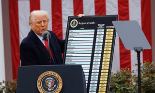 Ông Trump tuyên bố áp thuế tất cả hàng nhập khẩu, Việt Nam tới 46%