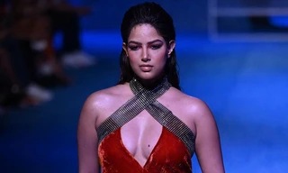 Hoa hậu Hoàn vũ bị chê là thảm họa chỉ vì mặc váy dạ hội mang giày sneaker