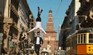 Quốc Cơ - Quốc Nghiệp chồng đầu đi trên đường phố Italy sau khi lập kỷ lục thế giới