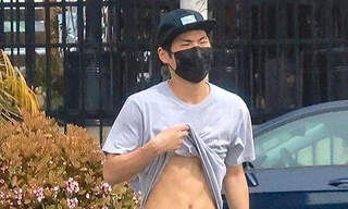 Pax Thiên vén áo khoe cơ bụng giữa phố