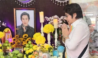 YouTuber vẫn tụ tập trước nhà nghệ sĩ Vũ Linh