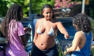 Con gái ông Obama mặc áo ngực xuống phố